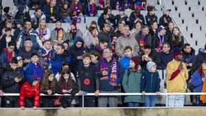 Los aficionados abandonan el Estadi Llus Companys tras la suspensin del partido ante Osasuna
