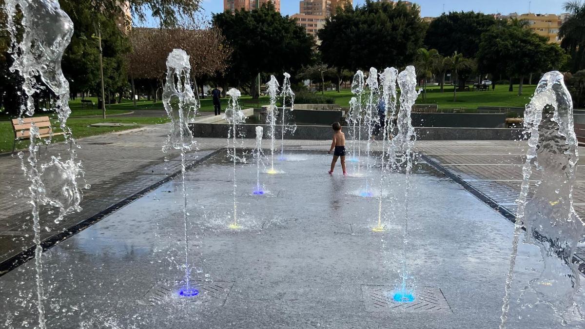 Un niño disfruta de la fuente transitable de Las Rehoyas
