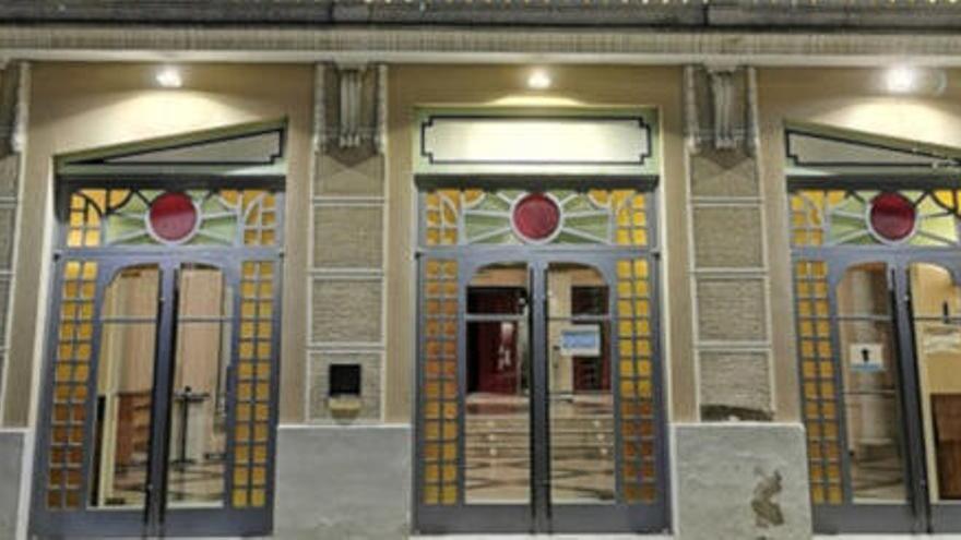 Entrada del teatre El Jardí de Figueres.