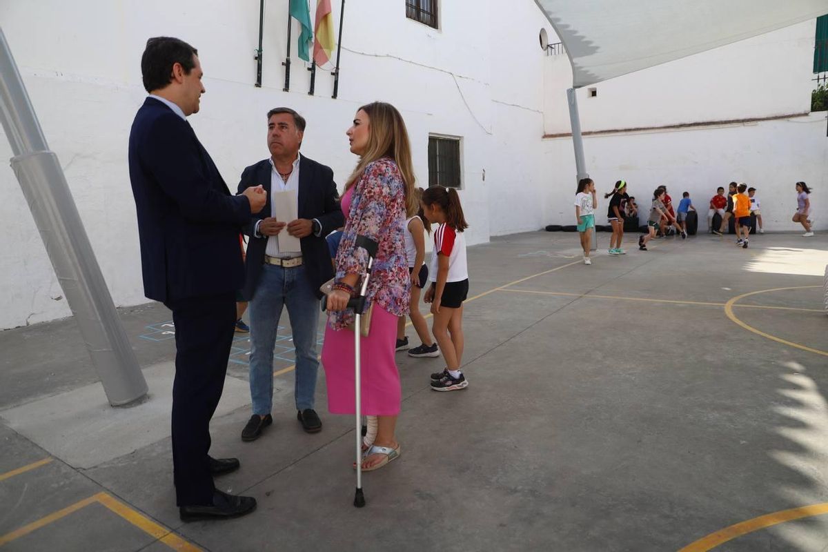 Bellido, Ruiz Madruga y Ruiz, en el patio del colegio Santos Mártires.