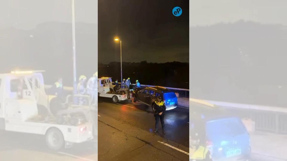 ACCIDENTE TRÁFICO Susto en Zaragoza: un coche, a punto de caer