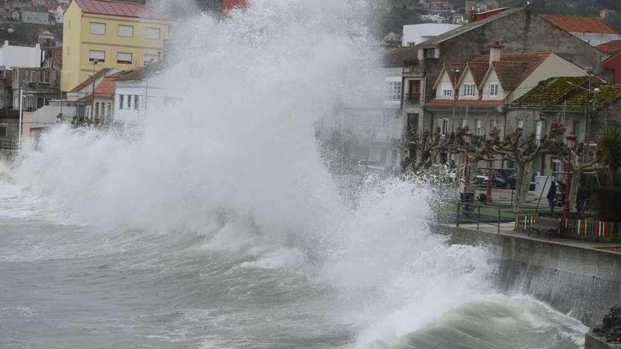 Fuerte oleaje en la costa por el paso de la borrasca &#039;Félix&#039;.