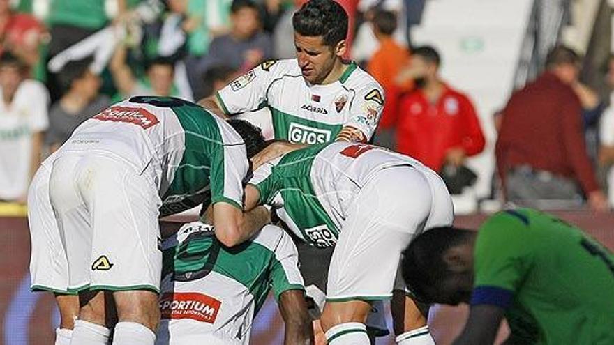 Los jugadores del Elche celebran el gol de Boayke.