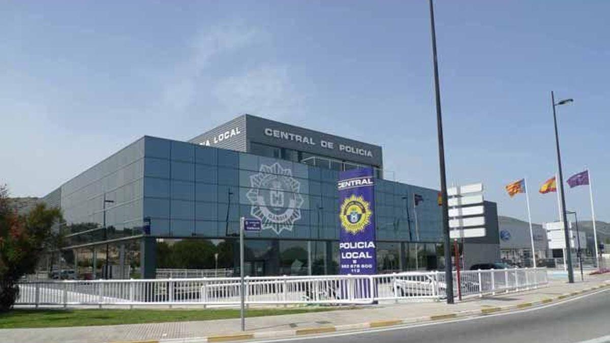 La plaza de la Policía Local, ante la central de este cuerpo en Gandia.