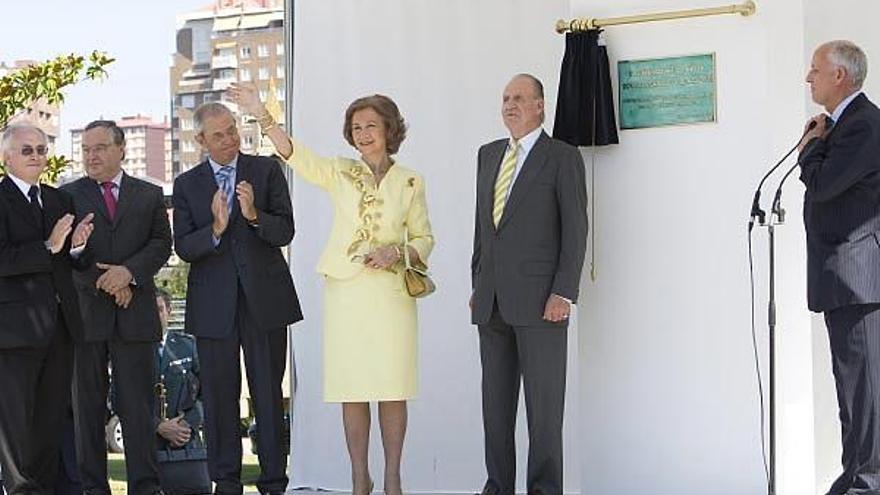 La Reina saluda tras descubrir la placa conmemorativa junto a los directivos del grupo y Pérez Touriño.