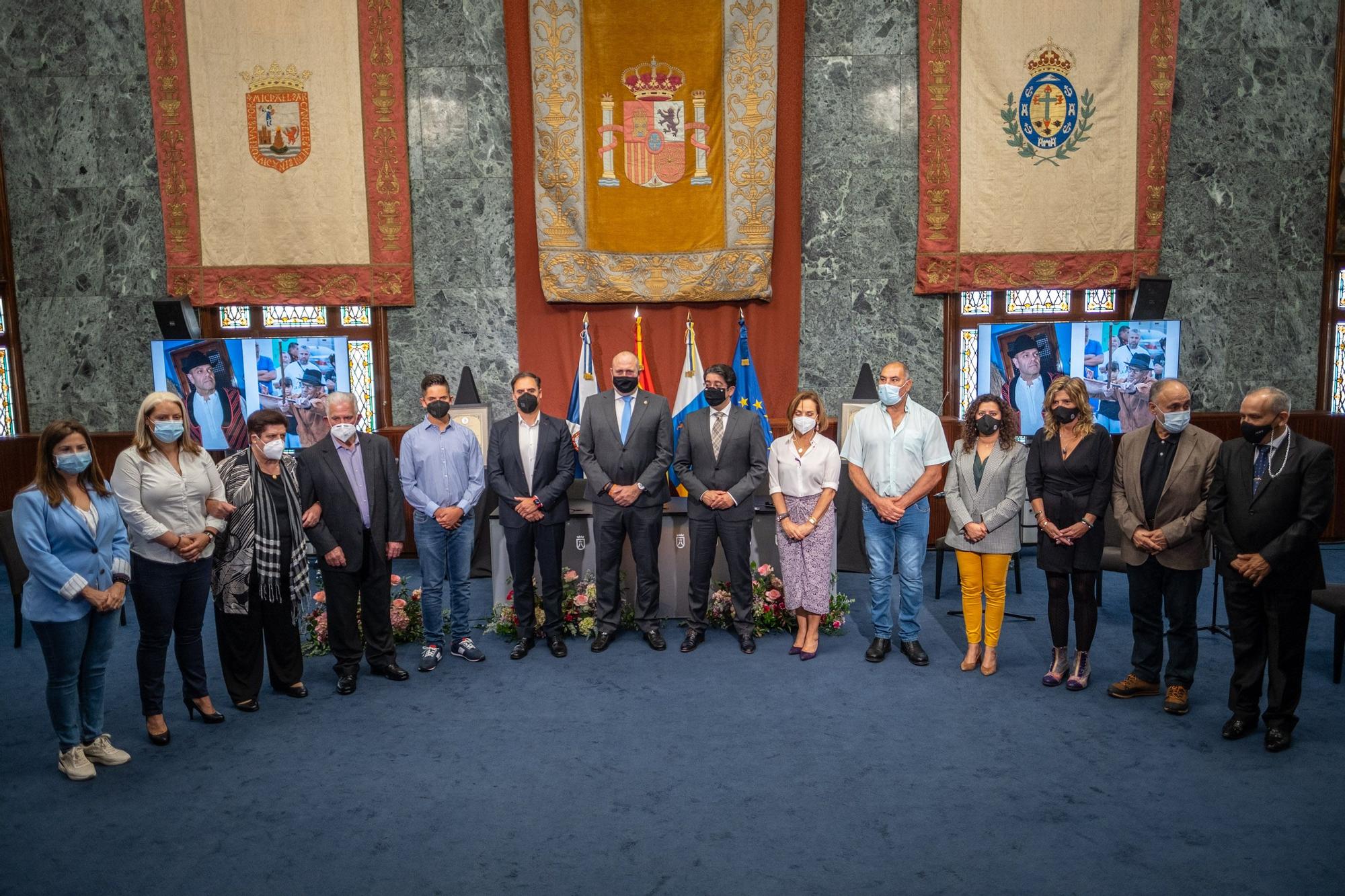 Acto de entrega del título de Hijo ilustre de la Isla a Eduardo Oramas y José Ubaldo Hernández