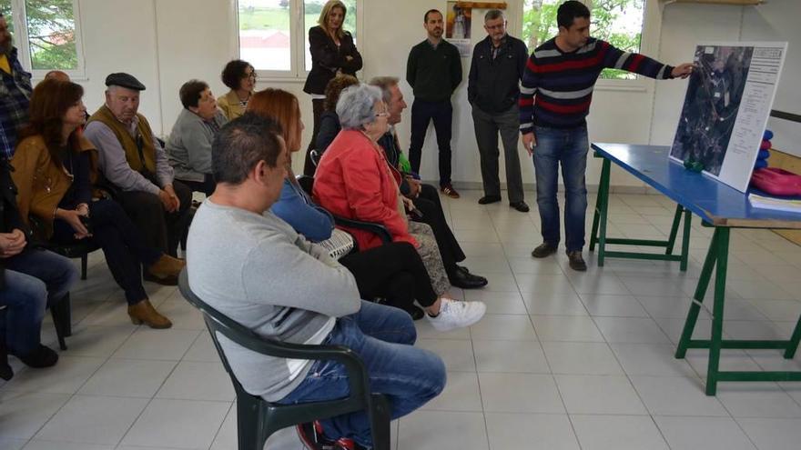 El concejal de Infraestructuras, Javier Rodríguez, explicando a los vecinos el proyecto de saneamiento de Moneo.