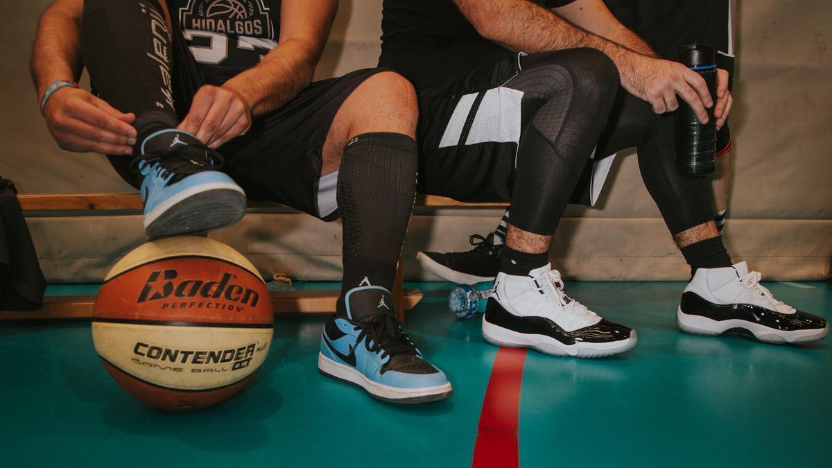 Dos jugadores de la Liga municipal del barrio madrileño de Hortaleza posan con sus zapatillas Air Jordan.