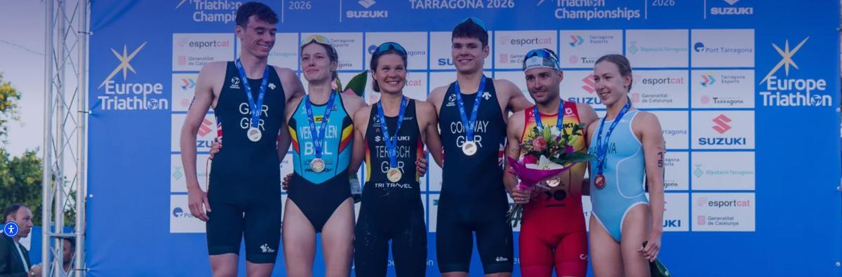 Ganadores del Europeo en las categorías masculina y femenina en el triatlón de Tarragona este fin de semana.