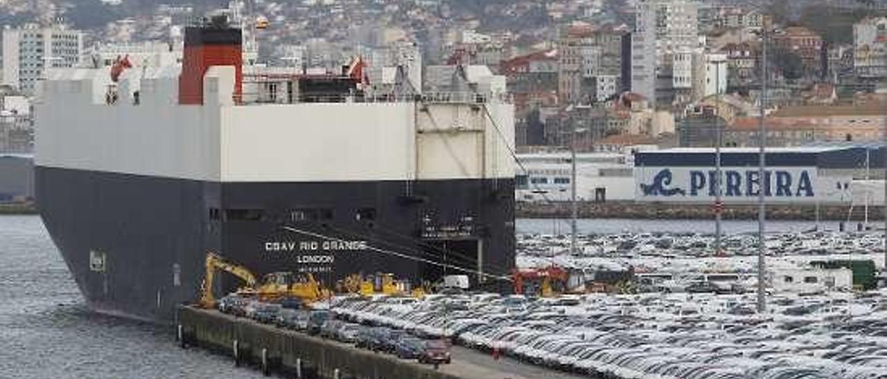 Un buque de CSAV atracado en la terminal de Bouzas. // R. G.