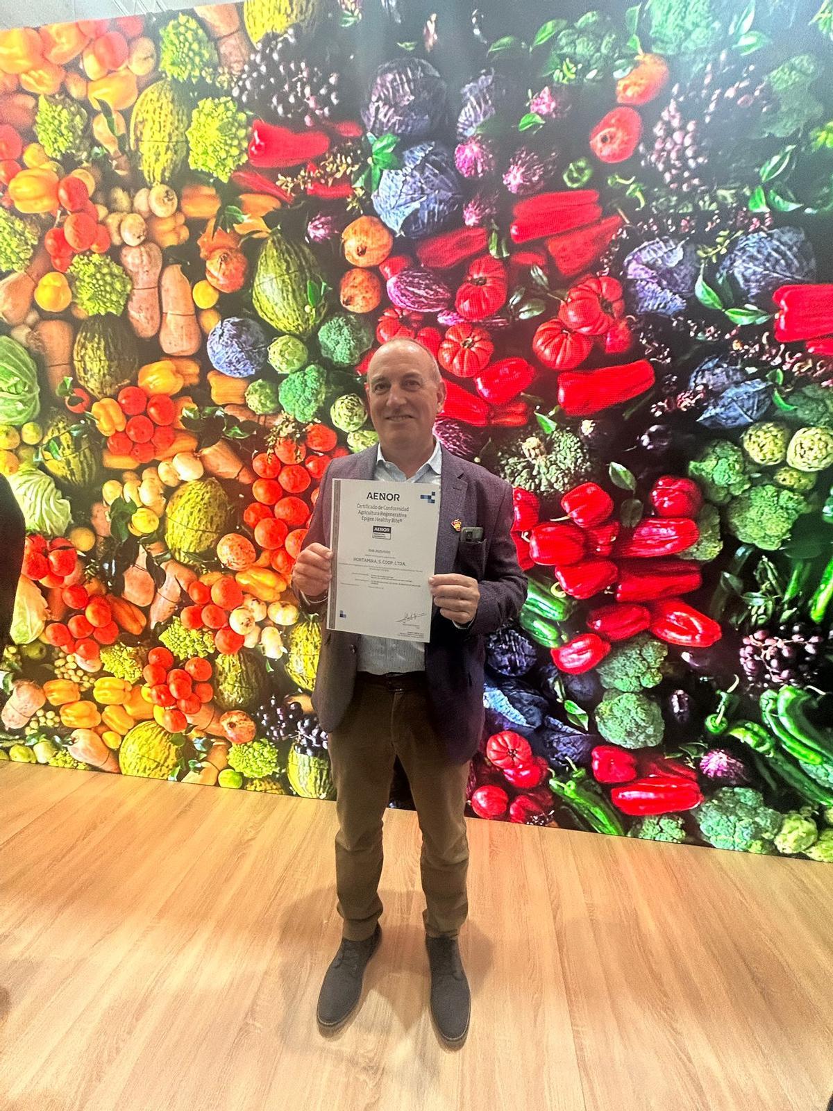 Pascual Blanco, durante la entrega del certificado como productores de hoja regenerativa a Hortamira, entregado en la feria Fruit Logistica de Berlín este año.