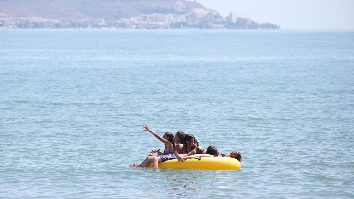Unas niñas en un flotador en el mar.