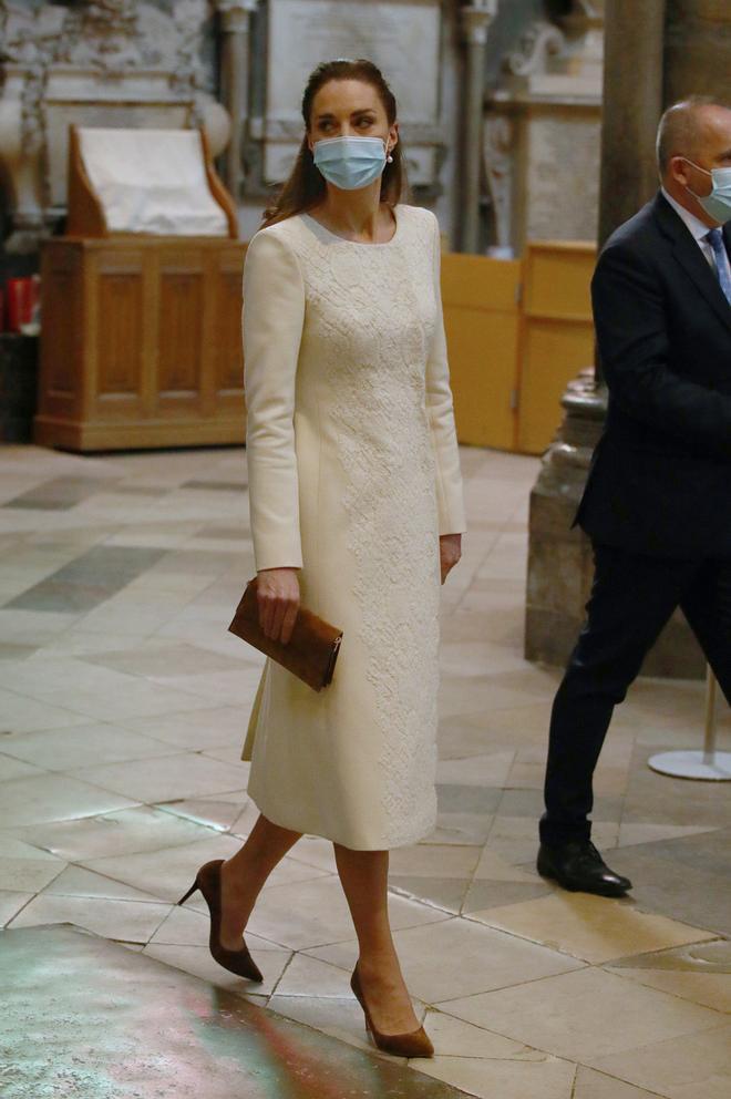 Kate Middleton, con vestido-abrigo de Catherine Walker