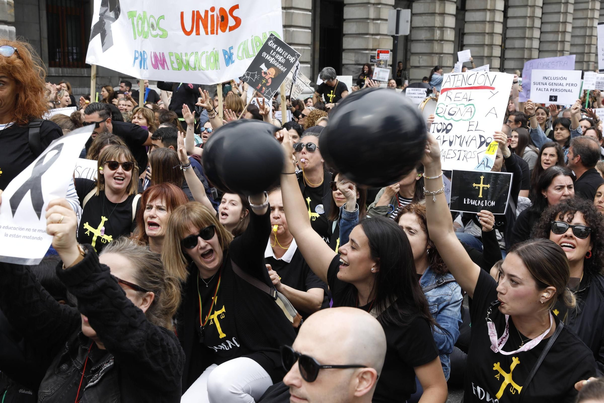 EN IMÁGENES: Segunda jornada de huelga de los profesores y protestas en Oviedo