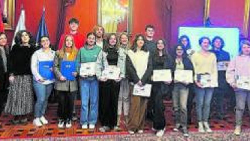 Foto de familia dos estudantes premiados no certame literario /CS
