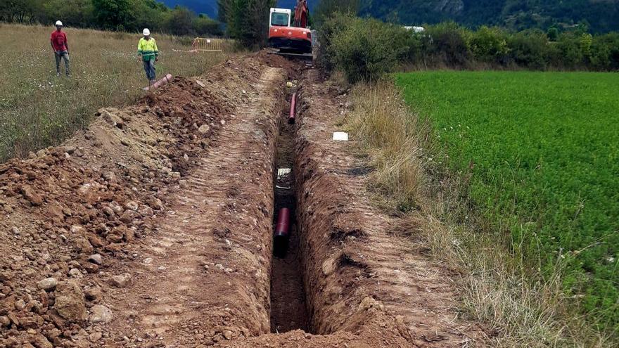 Una rasa per soterrar el cablejat elèctric d&#039;unes obres que Endesa fa a la Baixa Cerdanya