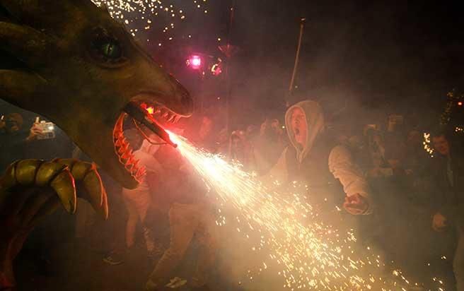 Correfoc in Palma: Wenn 300 Teufel die Funken sprühen lassen