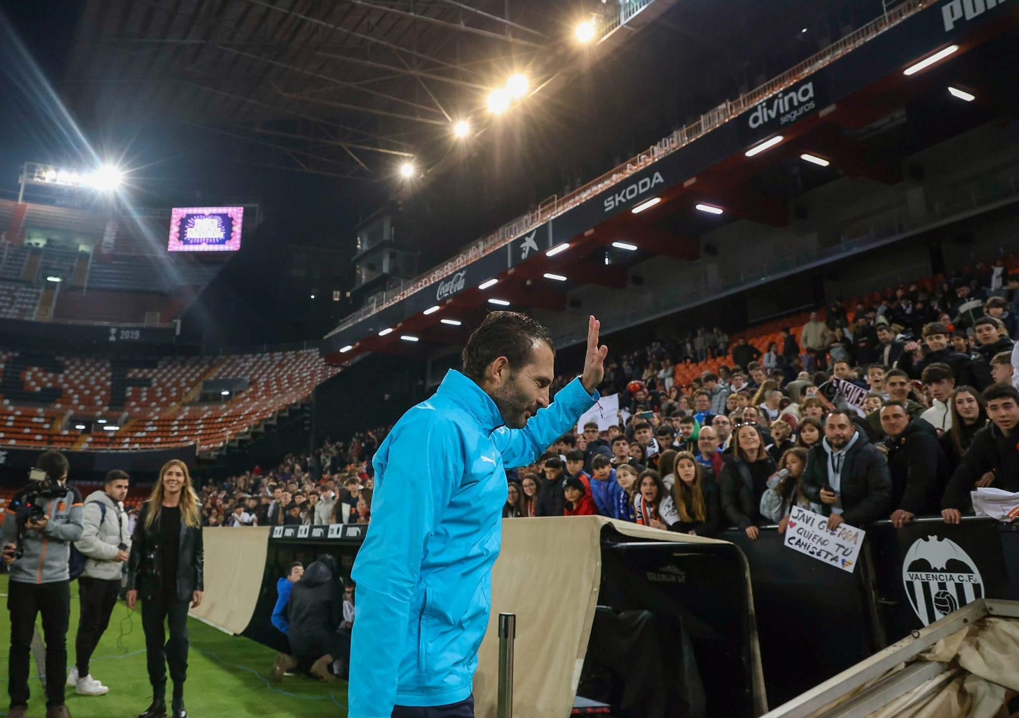 La afición se vuelca con el Valencia CF en el entrenamiento de Mestalla
