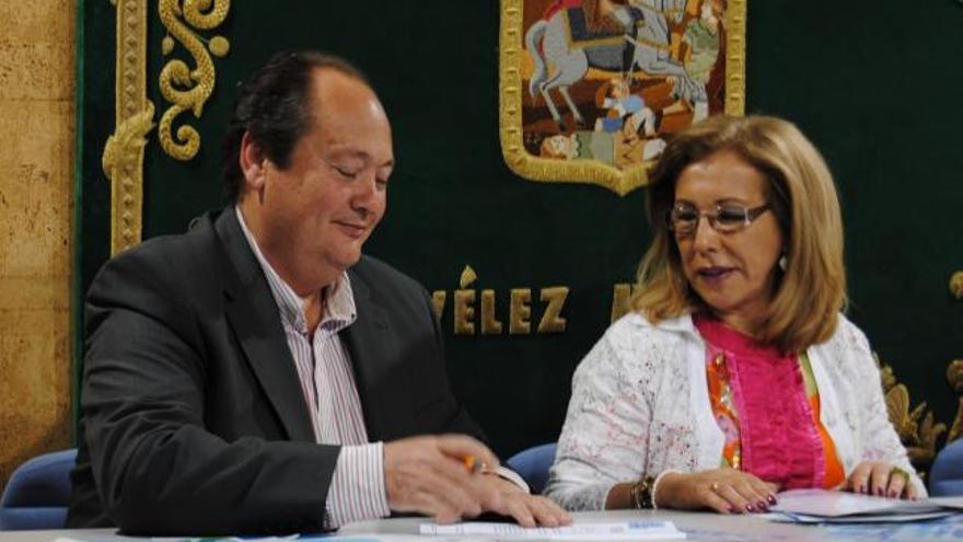 Manuel Segovia (Presidente ACET) e Inmaculada Matamoros (Concejala de Asuntos Sociales, Familia y Mujer del Ayuntamiento de Vélez.