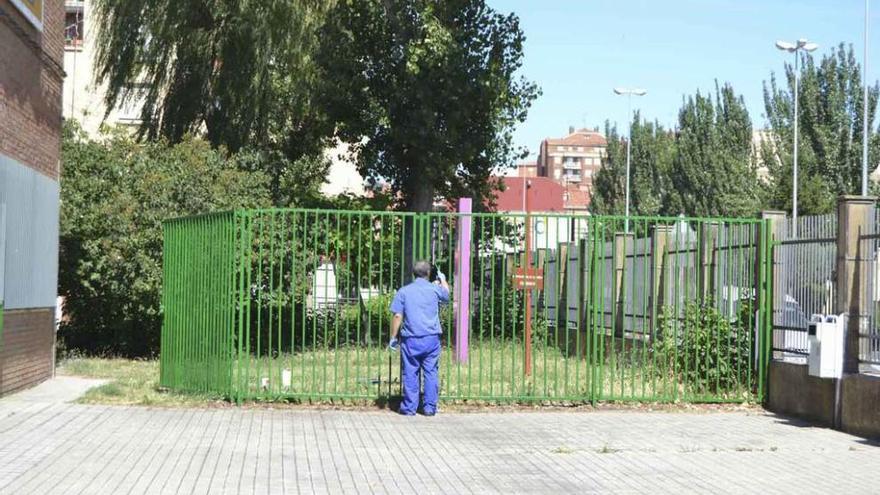 Repintado de valla en un instituto de Benavente, la semana pasada.