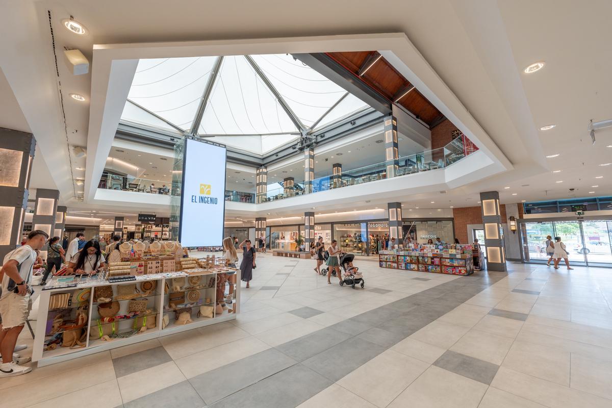 Vista del interior del Centro Comercial El Ingenio.