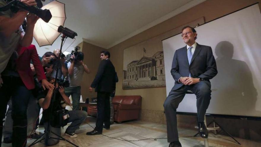 Mariano Rajoy, posando ayer en el Congreso para acreditarse como diputado. // Efe