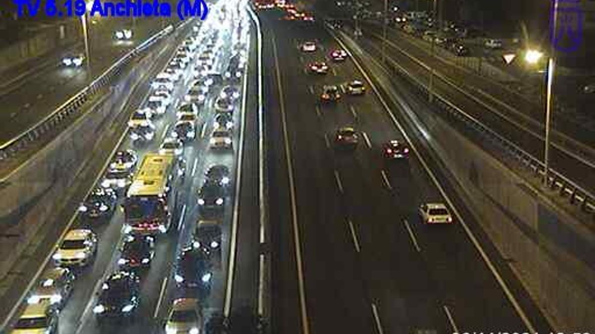 Atasco en la autopista del Norte de Tenerife a causa de un accidente.