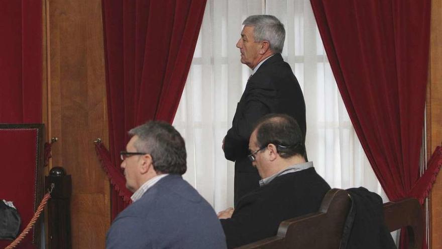 El ex presidente de Ucosa, Sánchez Ruido, de pie, durante el juicio celebrado en diciembre de 2013. // Iñaki Osorio