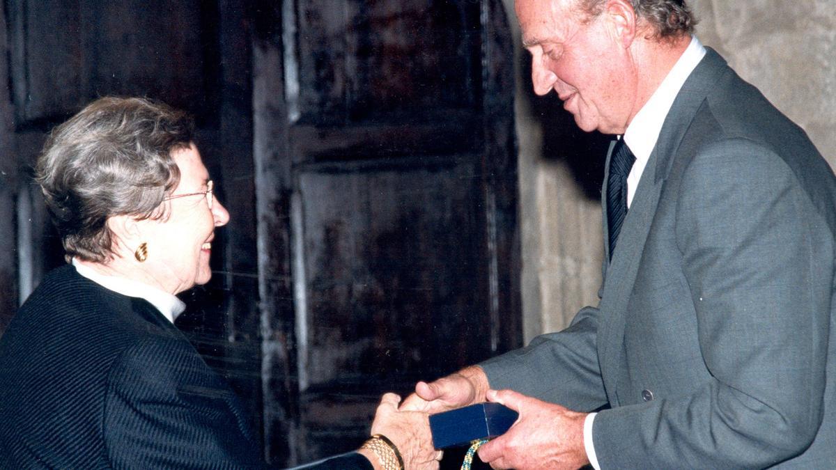 Ursula Lehr junto al rey emérito Juan Carlos el día de su toma de posesión.