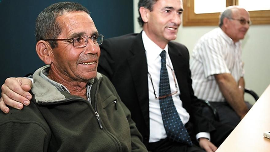 José Ortega, junto a  vecinos de Puerto Lajas y Los Molinos.