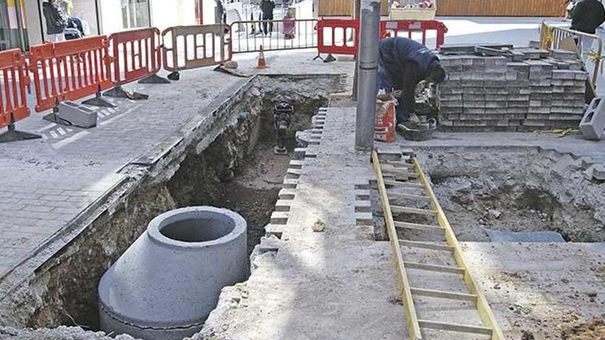 Varios operarios trabajando en el arreglo del alcantarillado de la céntrica calle de Miquel Duran.