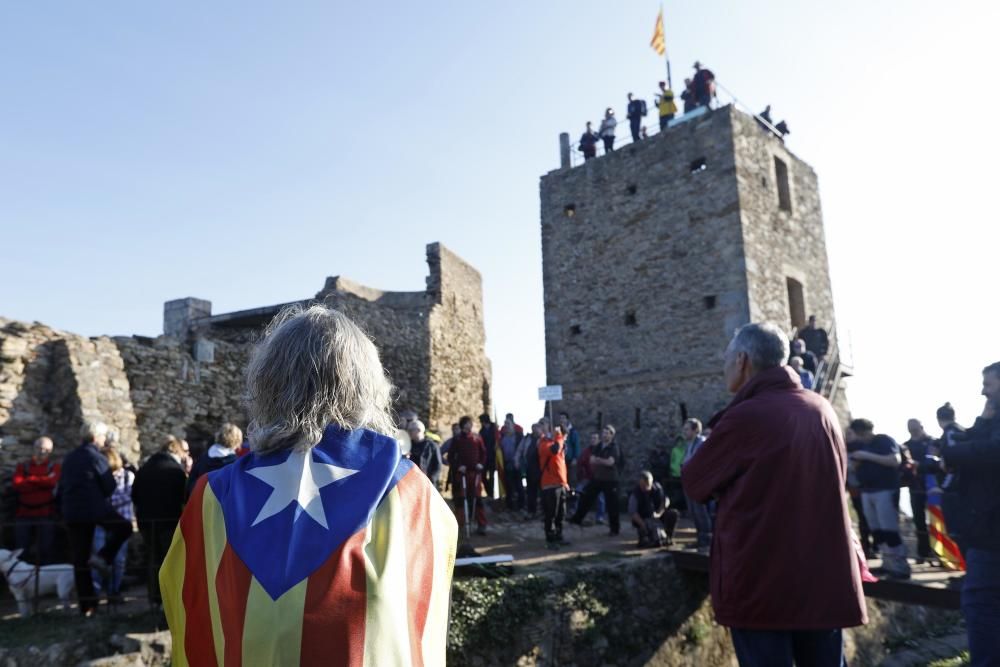 Pujada al castell de Sant Miquel per protestar contra les maniobres convocades per l exercit.