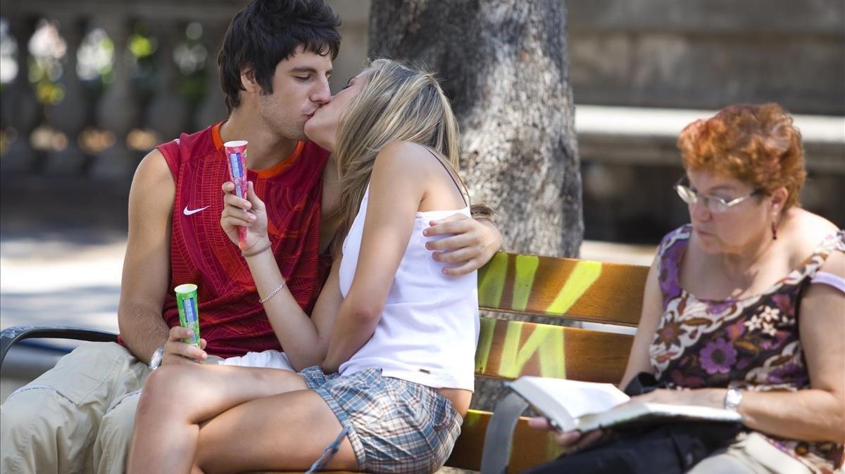 zentauroepp10872133 barcelona 01 07 2009 calor en barcelona pareja besandose en 181027154621