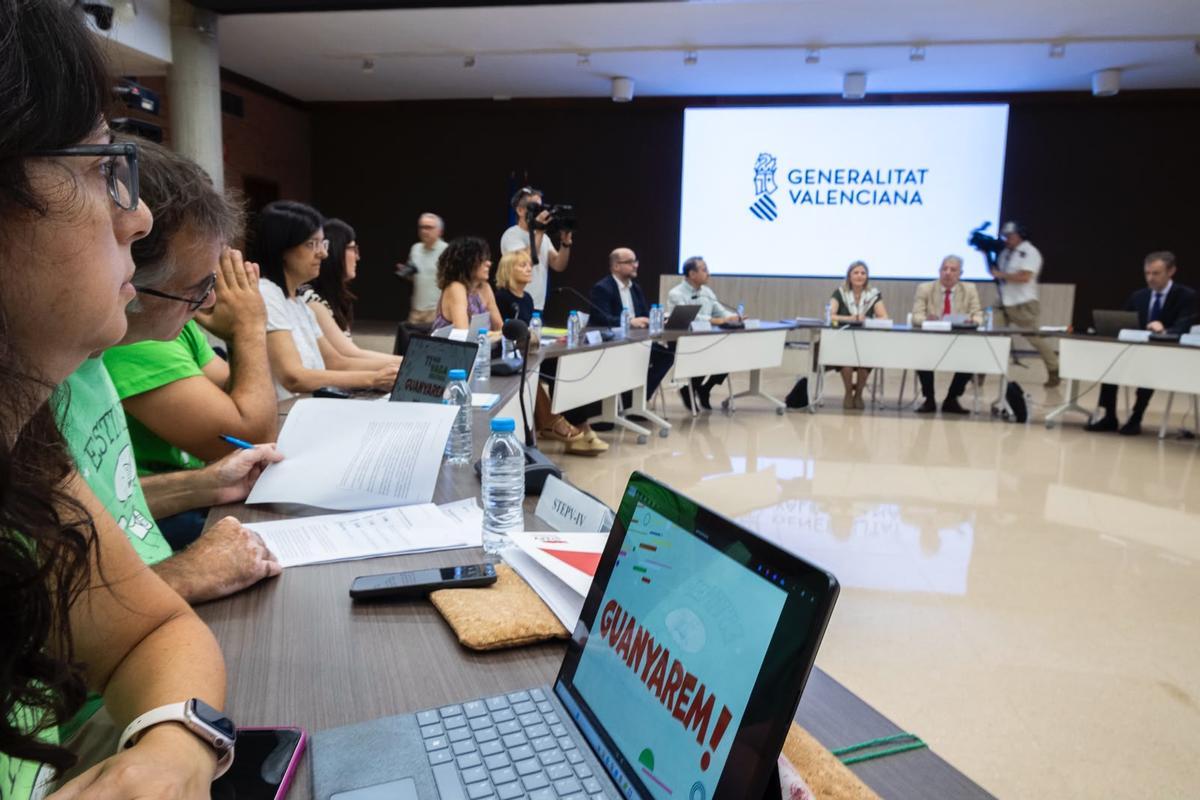 Mesa negociadora entre Conselleria y los sindicatos de Educación