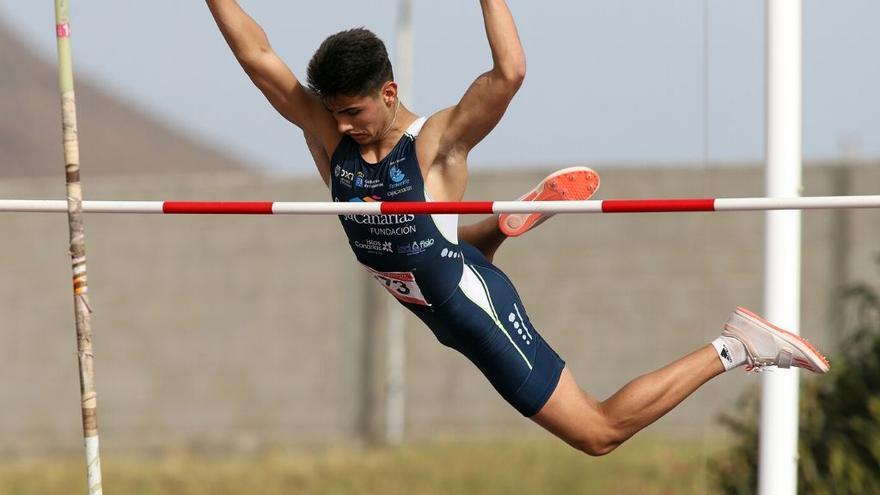 El atleta Dennis Hernández, en un salto.