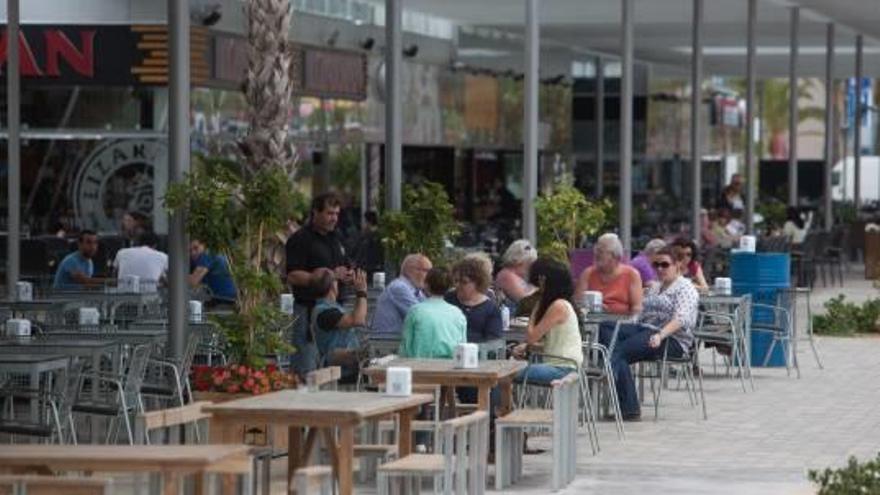 El nuevo paseo marítimo y la avenida de Granada son un escenario clave para el ocio.