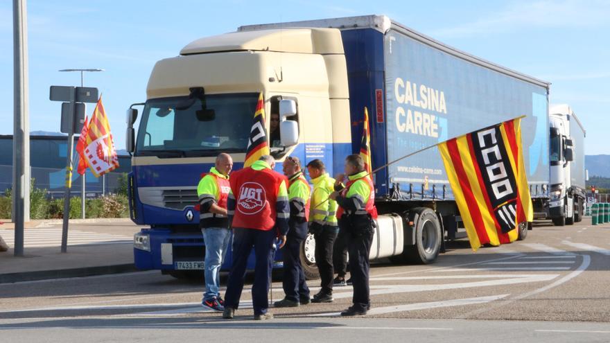 Piquets informatius aturant camions a la sortida de Calsina Carré