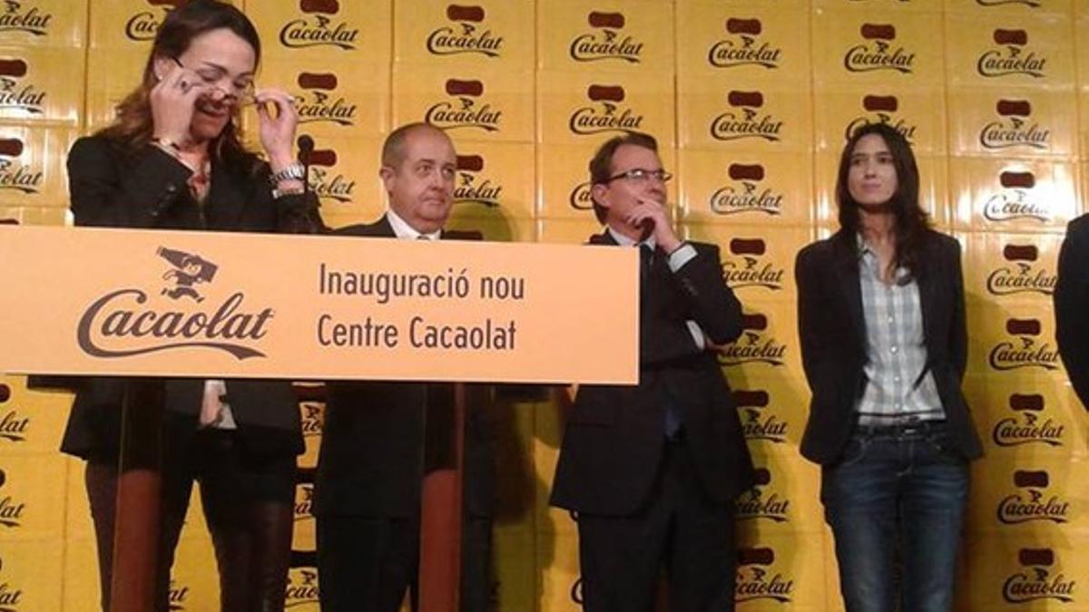 La alcaldesa Nuria Parlon este martes durante el acto de inauguración de la nueva planta de Cacaolat en Santa Coloma, junto al president Mas.