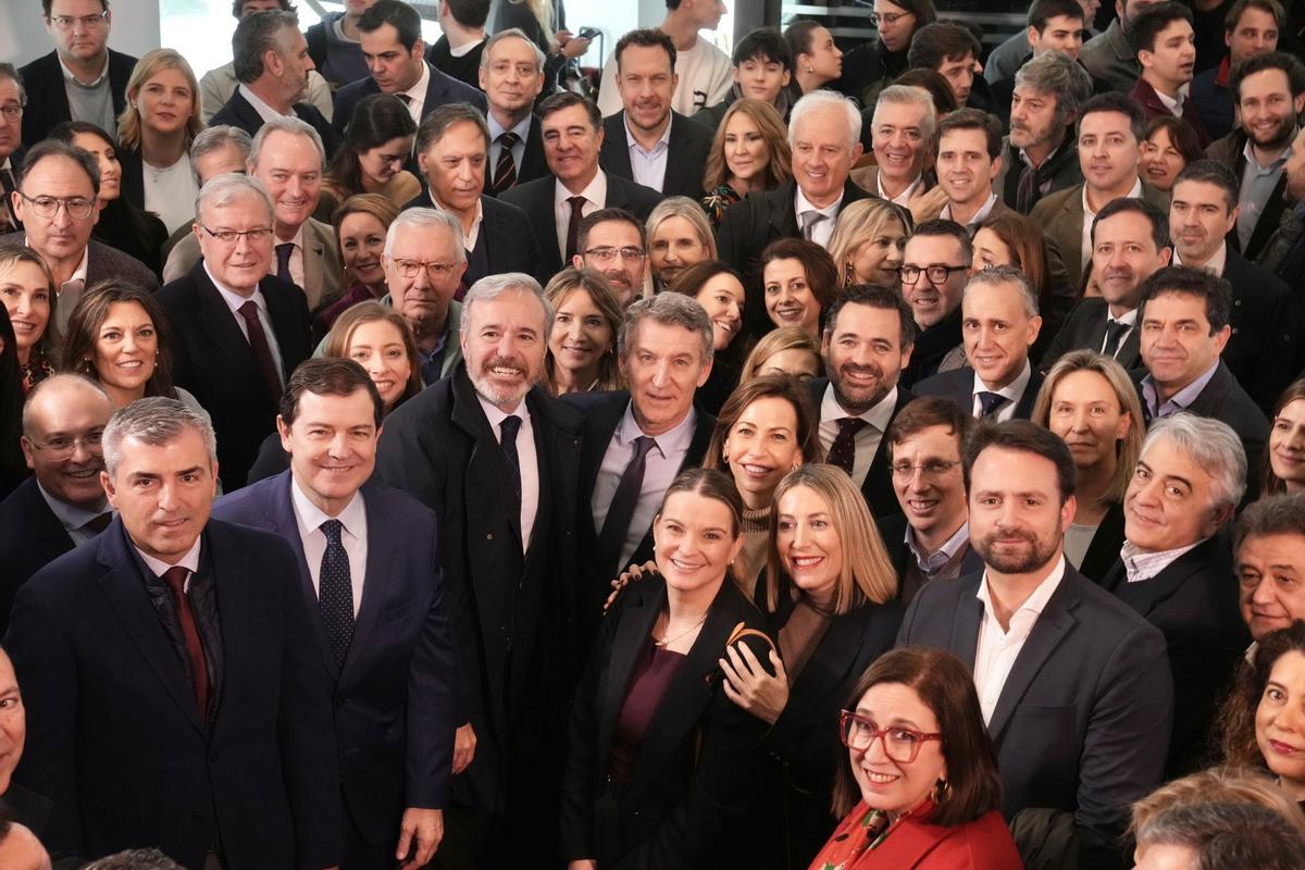 Foto de los participantes en la Junta Directiva del PP celebrada este lunes en Madrid, con Feijóo y Jorge Azcón (ganador de las elecciones en Aragón) en el centro y sin Barcala en la imagen.