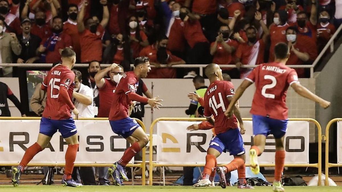 Los jugadores de Costa Rica celebran un gol a Estados Unidos.
