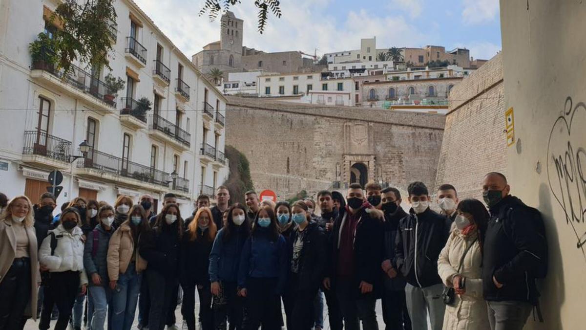 La expedición, antes de subir a Dalt Vila. | IES SA COLOMINA