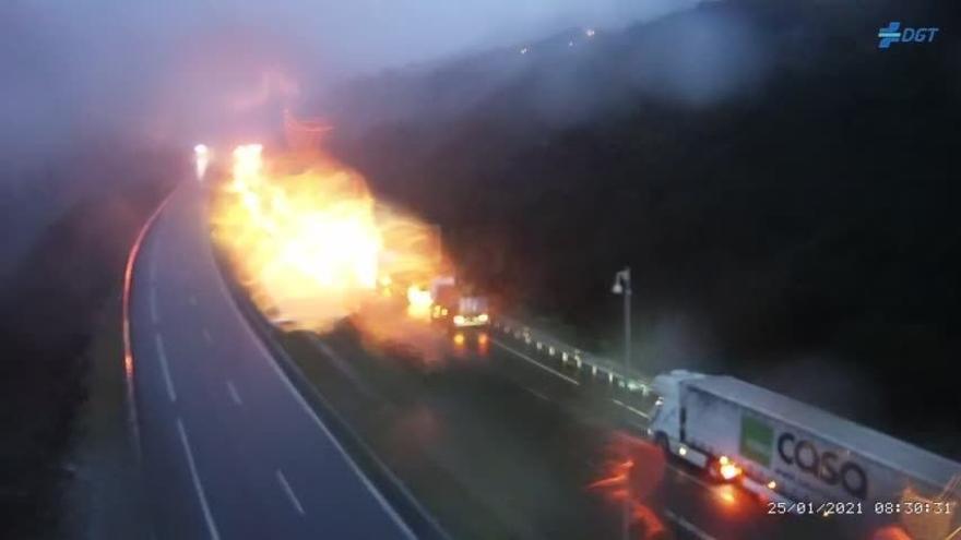 El grave accidente de un camión que cerró el túnel de A Cañiza ocurrido el pasado mes de enero.