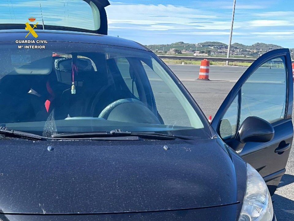 Vehículo en el que viajaban los arrestados por la Guardia Civil en un control.