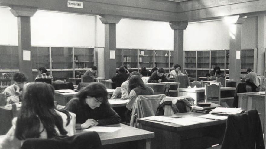 Alumnos del Colegio Universitario de Zamora estudian en la biblioteca en los años 80-90.