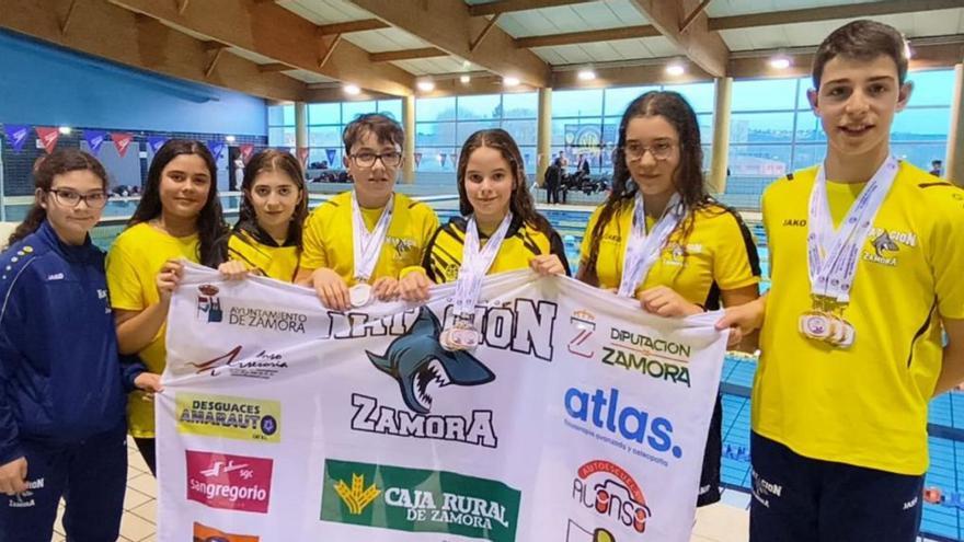 Los deportistas del CD Natación Zamora posan para las cámaras en La Palomera (León). | Cedida