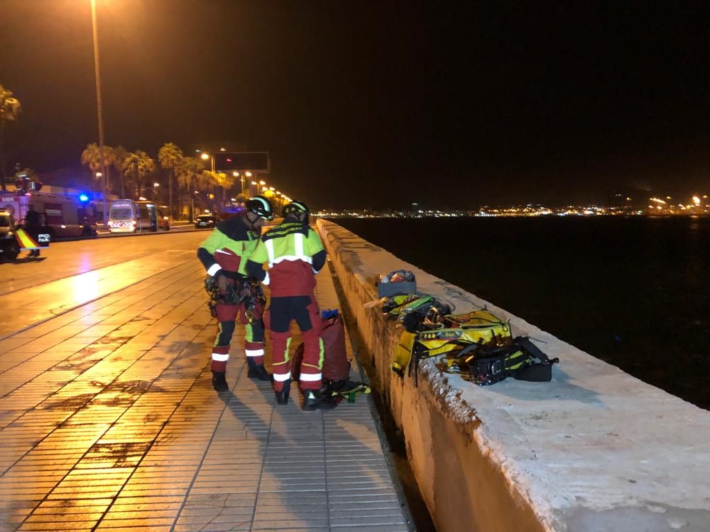 Un policía, rescatado en los tetrápodos de la Avenida Marítima