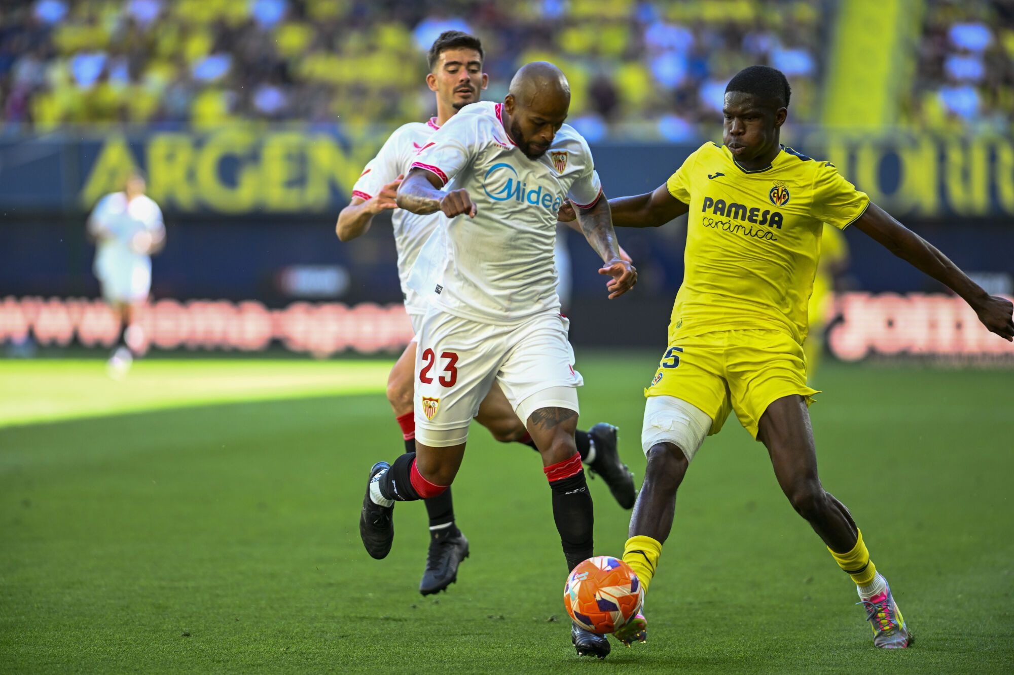 VILLARREAL (CASTELLÓN), 25/05/2025.- El delantero francés del Villarreal Thierno Barry (d) pelea un balón ante el defensa brasileño del Sevilla Marcão do Nascimento este domingo, durante el partido de la jornada 38 de LaLiga EA Sports, que Villarreal y Sevilla disputan en el Estadio de la Cerámica. EFE/ Andreu Esteban