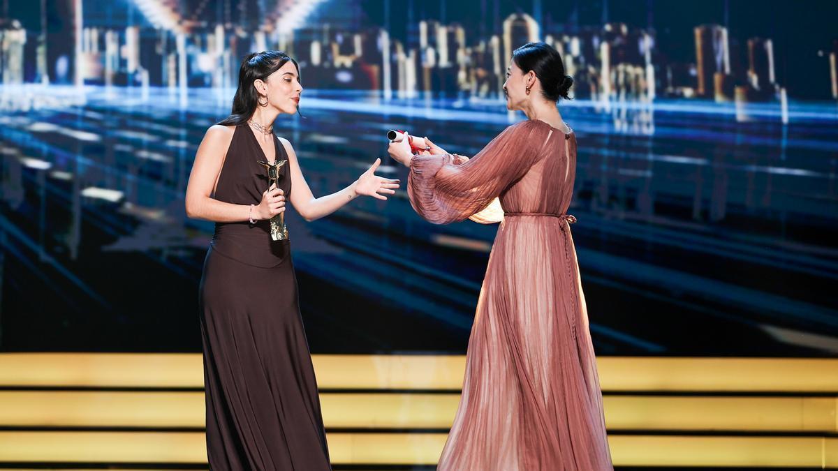 La zaragozana Marta Lallana, izquierda, recibiendo uno de los premios en el Festival de Cine de Shanghái.