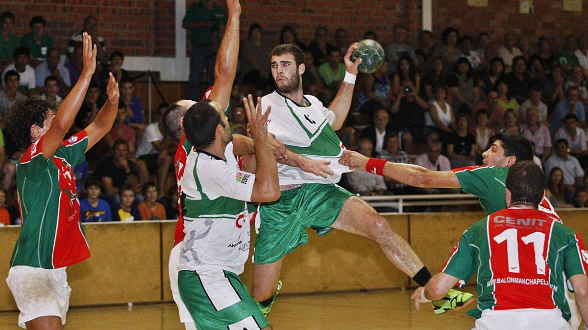 El debut de l’Handbol Bordils a casa a la Divisió d’Honor Plata contra el BM Chapela el 2013.  | MARC MARTÍ