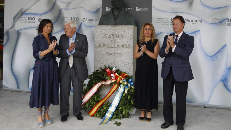Monserrat López Moro; Ignacio García-Arango, presidente del Foro Jovellanos; Gema Álvarez; y Félix Baragaño, presidente de la Cámara de Comercio de Gijón. | Ángel González